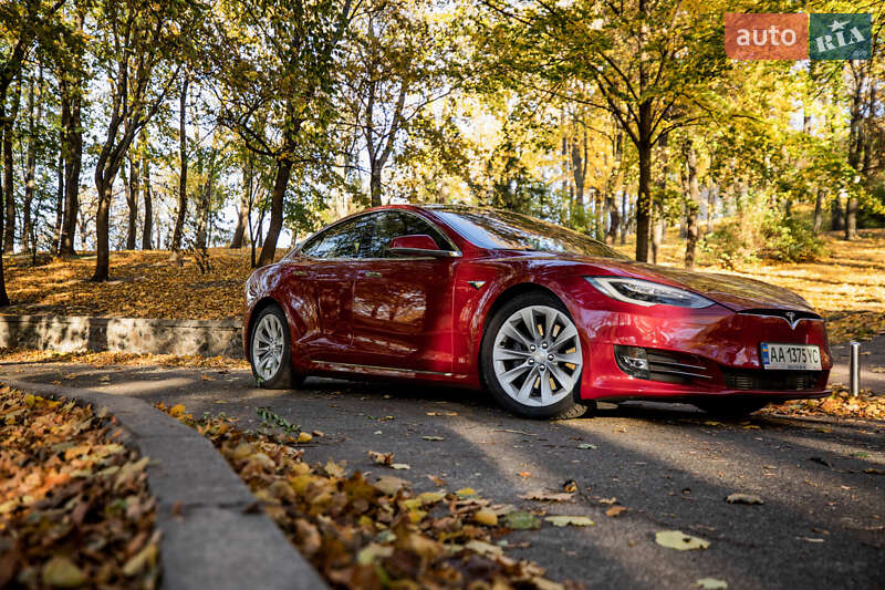 Лифтбек Tesla Model S 2016 в Киеве