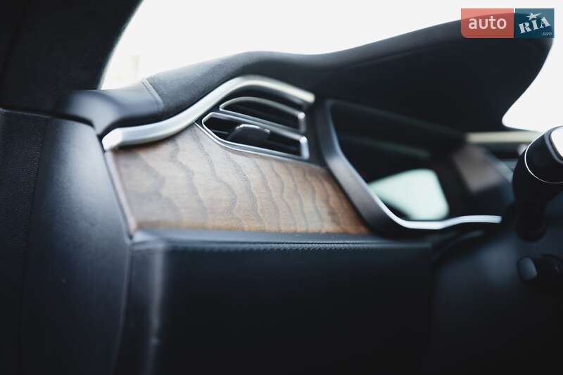 Лифтбек Tesla Model S 2016 в Киеве