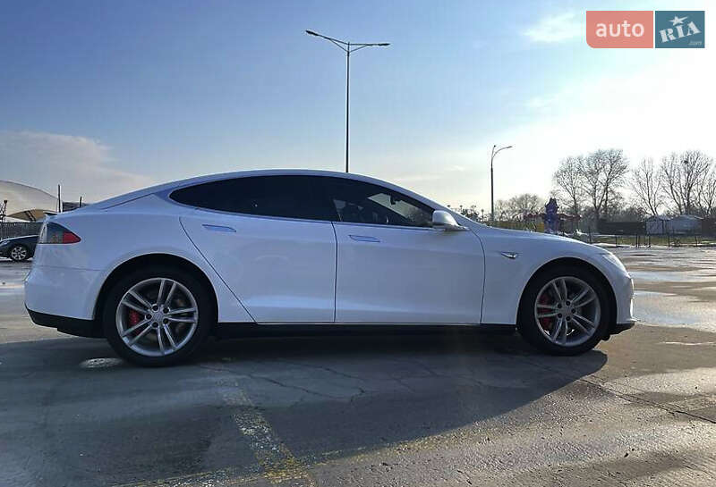 Лифтбек Tesla Model S 2015 в Луцке