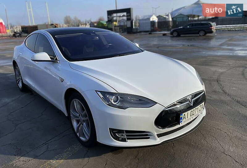 Лифтбек Tesla Model S 2015 в Луцке