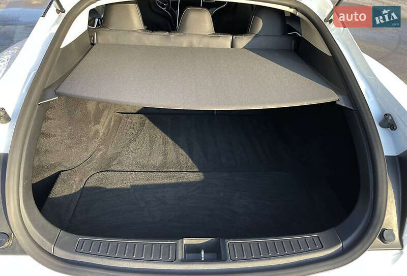 Лифтбек Tesla Model S 2015 в Луцке