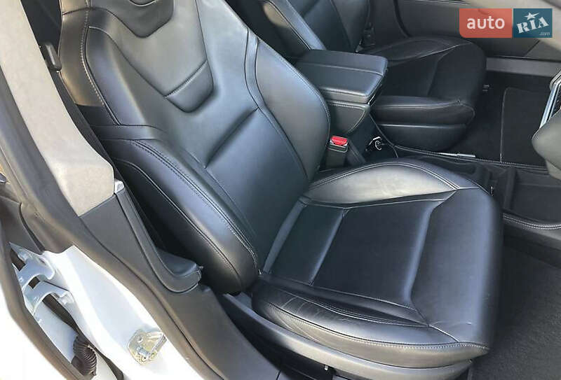 Лифтбек Tesla Model S 2015 в Луцке