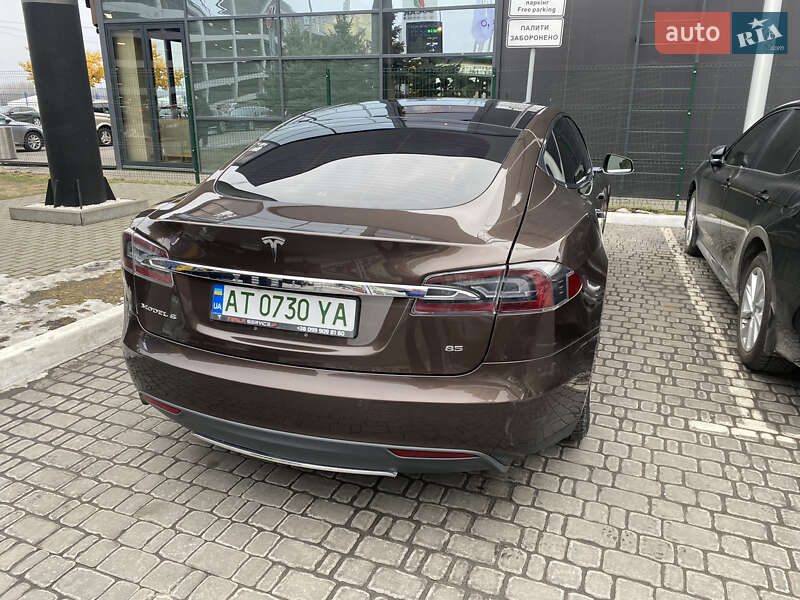 Лифтбек Tesla Model S 2015 в Киеве