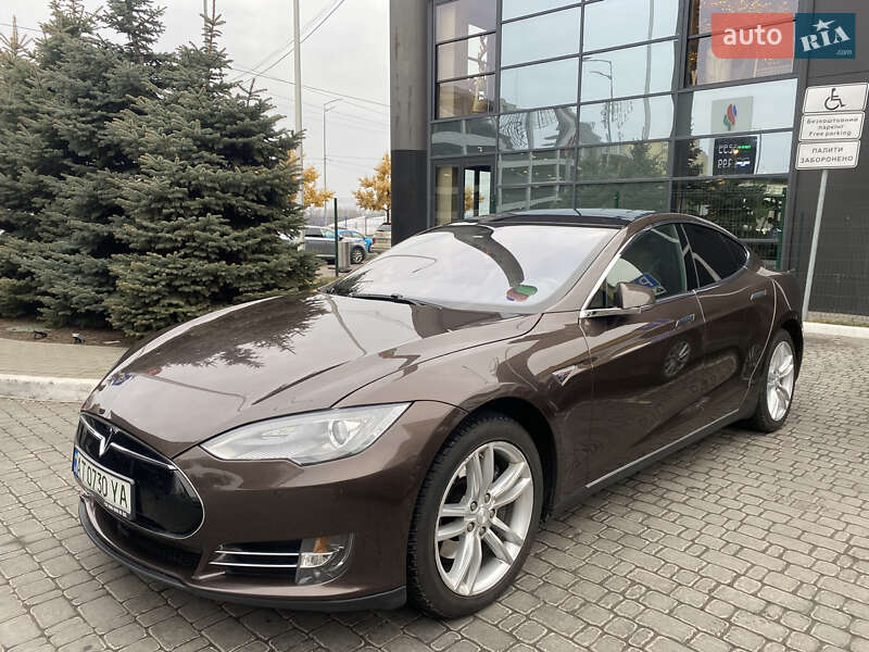 Лифтбек Tesla Model S 2015 в Киеве