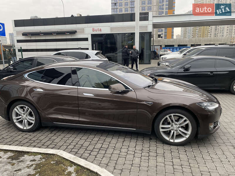 Лифтбек Tesla Model S 2015 в Киеве