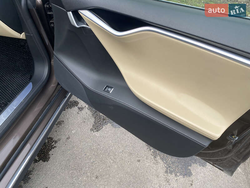Лифтбек Tesla Model S 2015 в Киеве