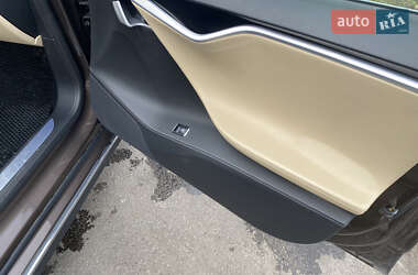 Лифтбек Tesla Model S 2015 в 