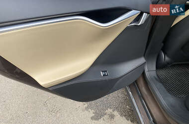 Лифтбек Tesla Model S 2015 в 