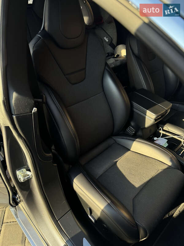 Ліфтбек Tesla Model S 2017 в Одесі