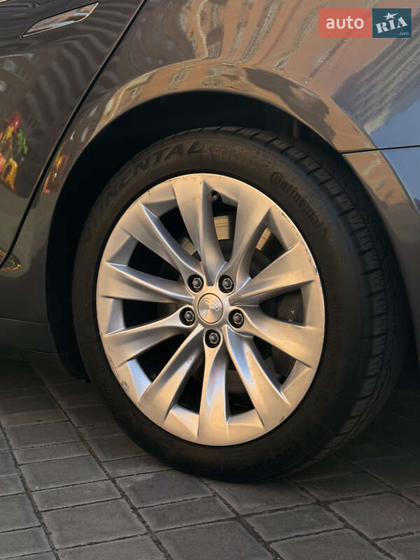 Ліфтбек Tesla Model S 2017 в Одесі