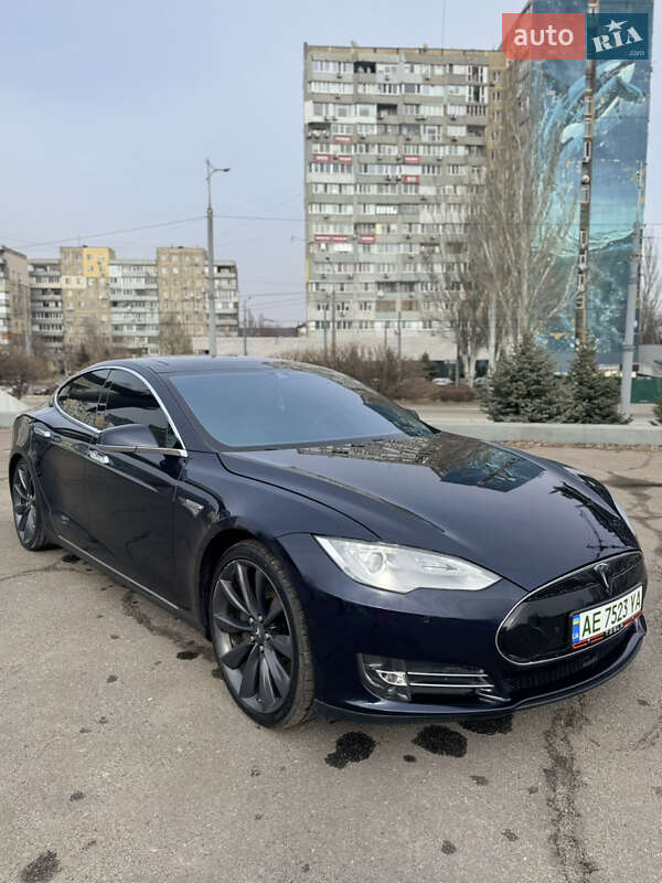 Лифтбек Tesla Model S 2015 в Днепре