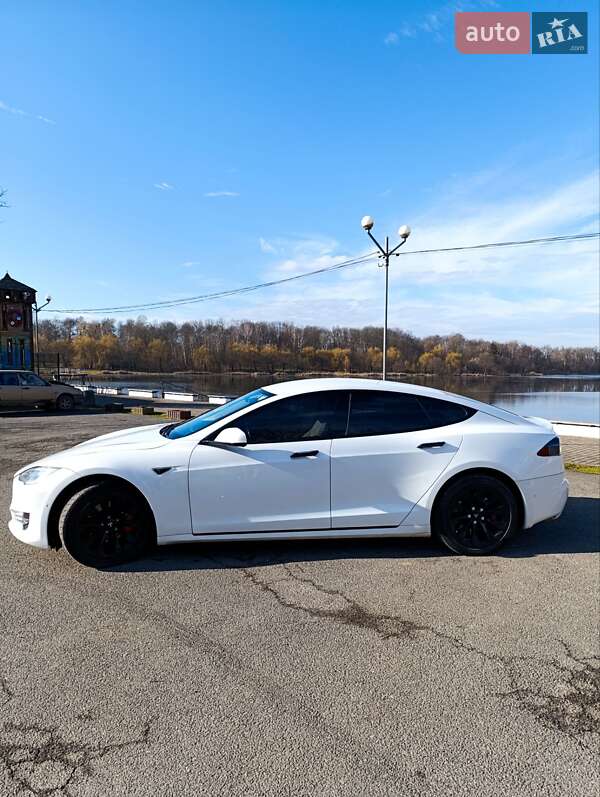 Лифтбек Tesla Model S 2016 в Ивано-Франковске