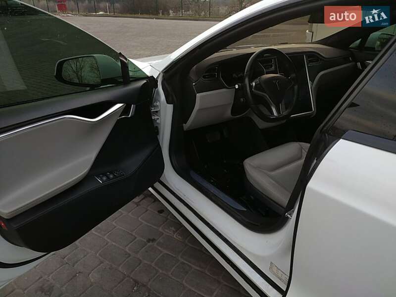 Ліфтбек Tesla Model S 2016 в Кам'янському