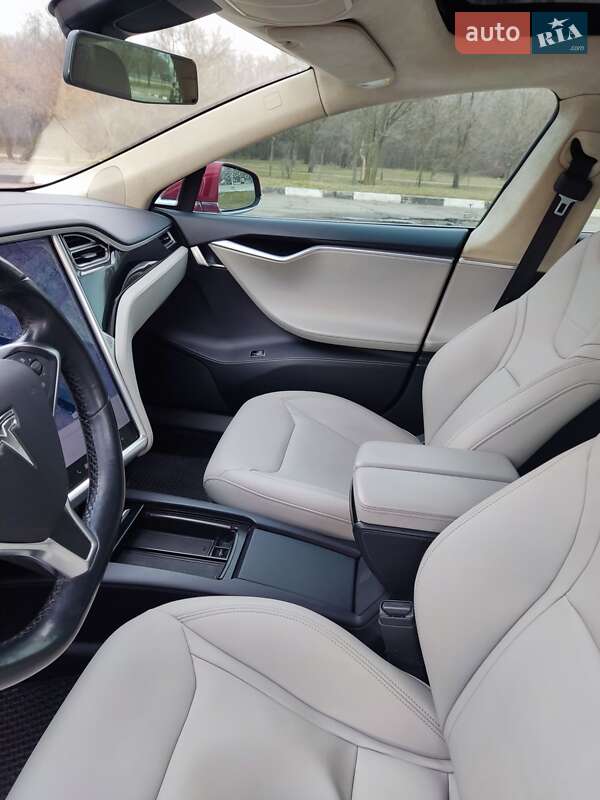 Ліфтбек Tesla Model S 2016 в Запоріжжі