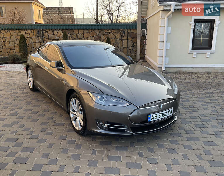 Ліфтбек Tesla Model S 2015 в Вінниці