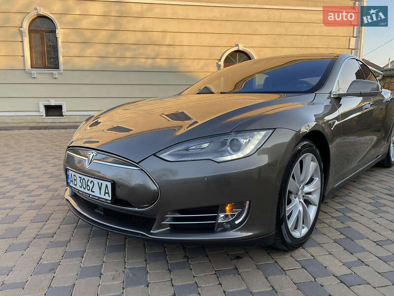 Ліфтбек Tesla Model S 2015 в Вінниці