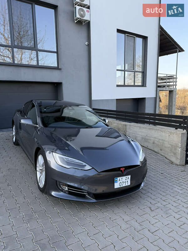 Лифтбек Tesla Model S 2015 в Черновцах