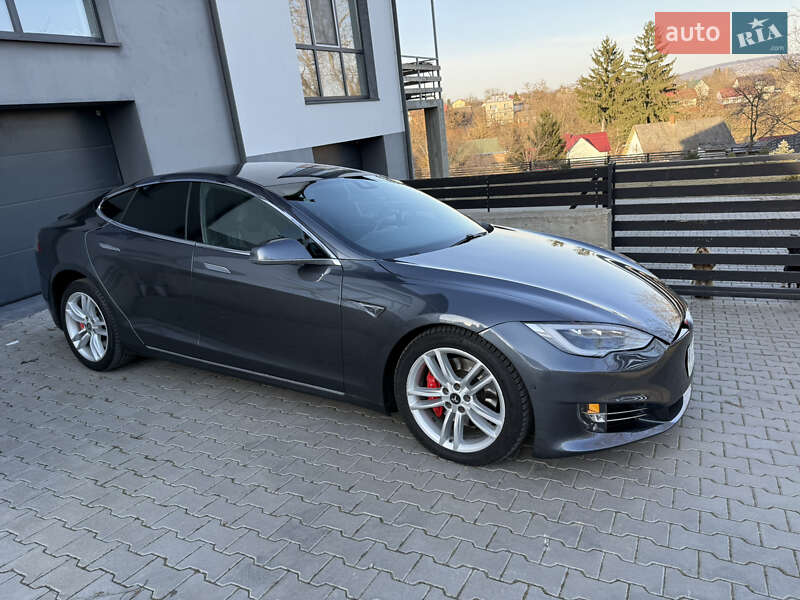 Лифтбек Tesla Model S 2015 в Черновцах