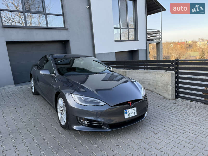 Лифтбек Tesla Model S 2015 в Черновцах