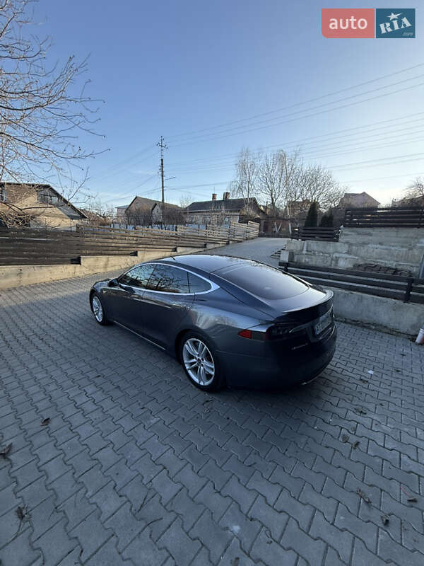 Лифтбек Tesla Model S 2015 в Черновцах