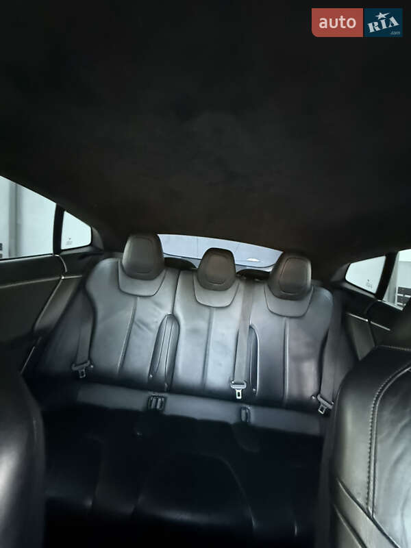 Лифтбек Tesla Model S 2015 в Черновцах