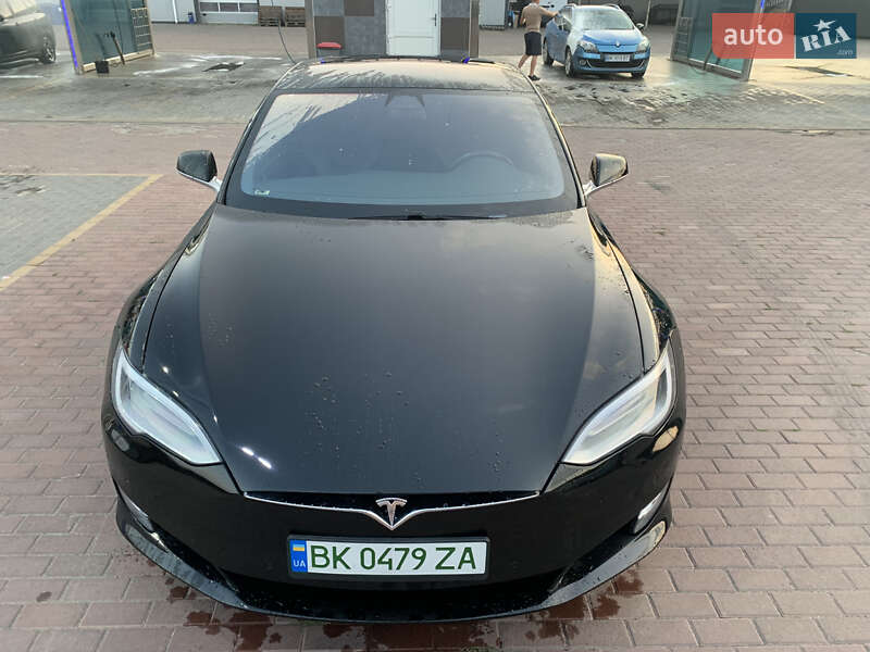 Ліфтбек Tesla Model S 2017 в Сарнах