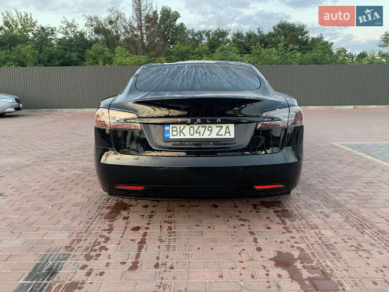 Ліфтбек Tesla Model S 2017 в Сарнах