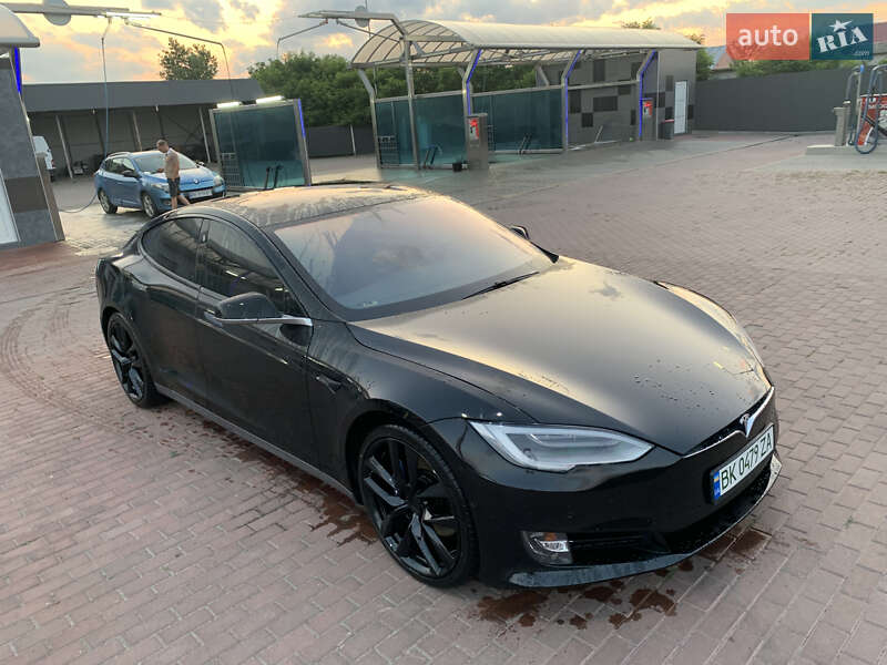 Ліфтбек Tesla Model S 2017 в Сарнах