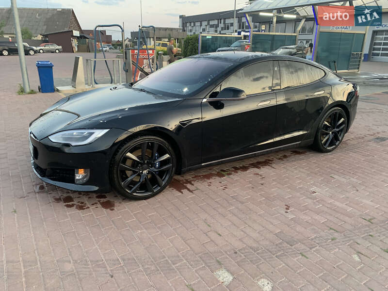 Ліфтбек Tesla Model S 2017 в Сарнах