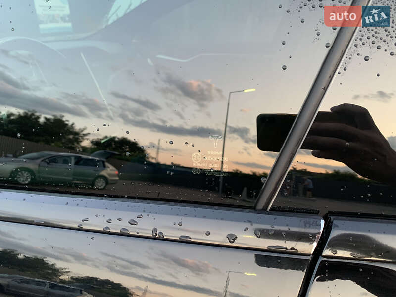 Ліфтбек Tesla Model S 2017 в Сарнах