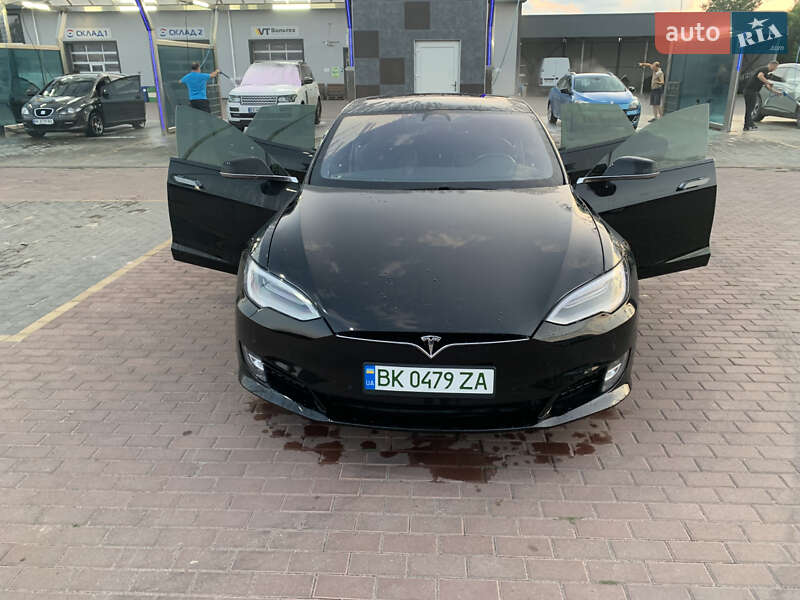 Ліфтбек Tesla Model S 2017 в Сарнах