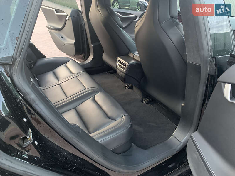 Ліфтбек Tesla Model S 2017 в Сарнах
