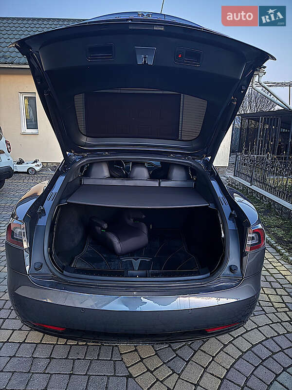 Ліфтбек Tesla Model S 2017 в Косові