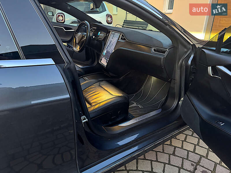 Ліфтбек Tesla Model S 2017 в Косові