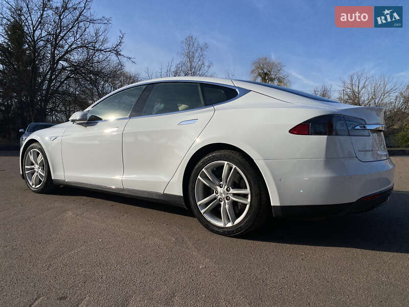 Лифтбек Tesla Model S 2016 в Житомире