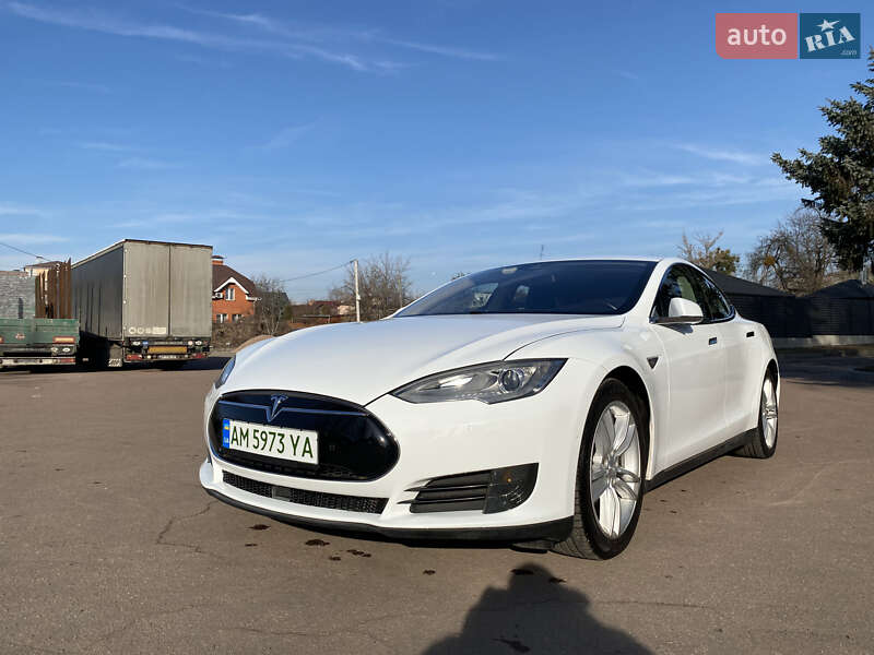 Лифтбек Tesla Model S 2016 в Житомире