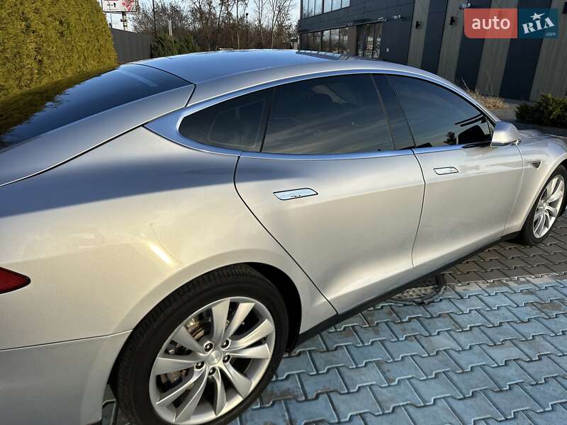 Ліфтбек Tesla Model S 2014 в Києві