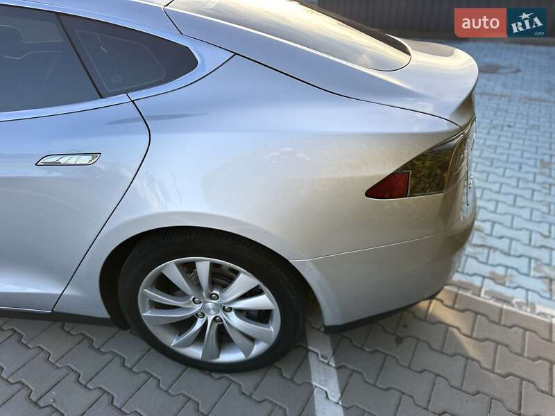 Ліфтбек Tesla Model S 2014 в Києві