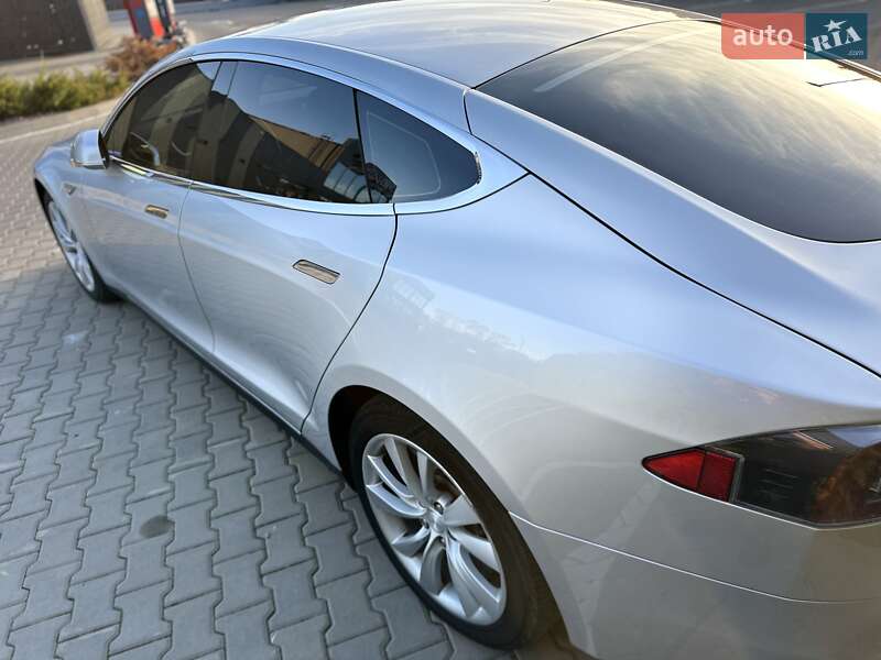 Ліфтбек Tesla Model S 2014 в Києві