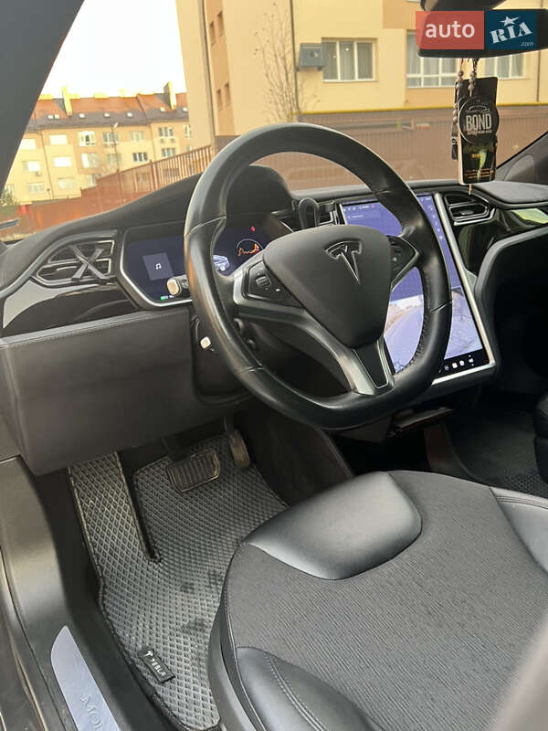 Ліфтбек Tesla Model S 2015 в Львові