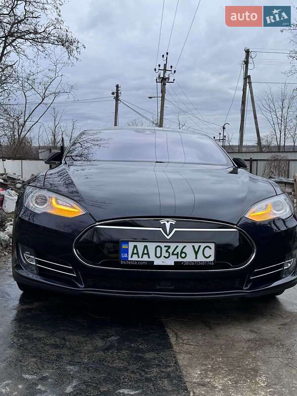 Ліфтбек Tesla Model S 2015 в Дніпрі