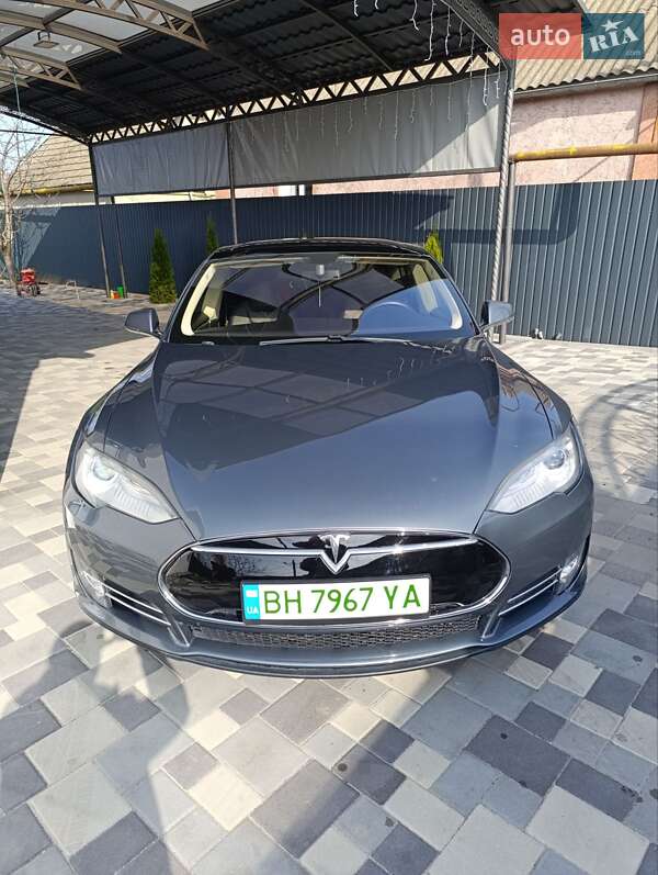Лифтбек Tesla Model S 2013 в 
