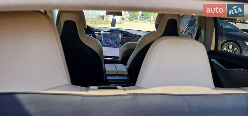 Ліфтбек Tesla Model S 2017 в Косові