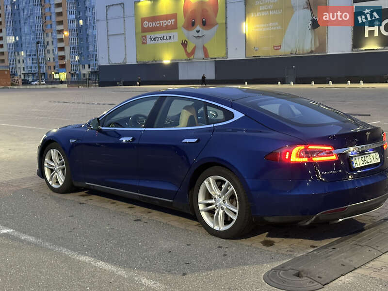 Лифтбек Tesla Model S 2015 в Киеве