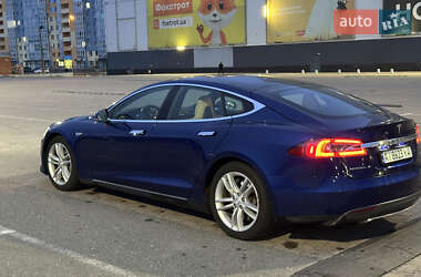 Лифтбек Tesla Model S 2015 в 