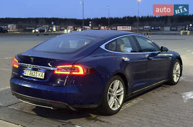 Лифтбек Tesla Model S 2015 в 