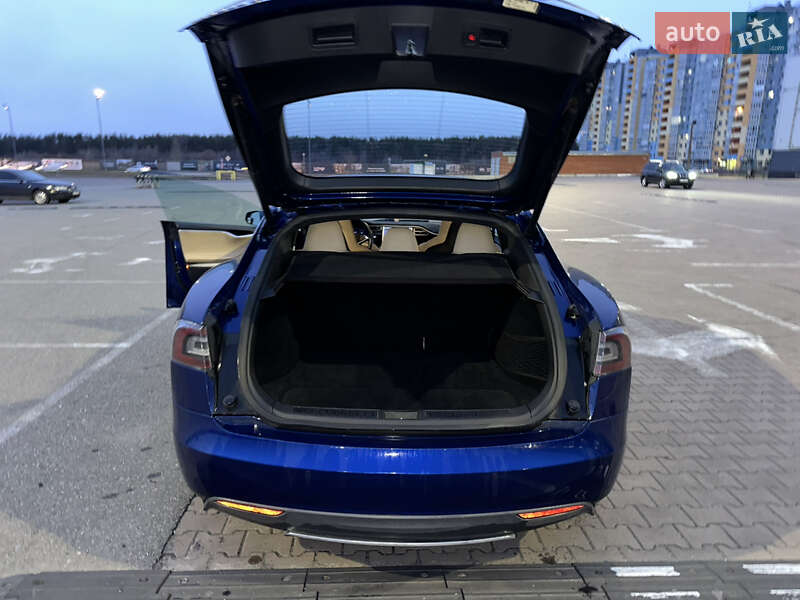 Лифтбек Tesla Model S 2015 в Киеве