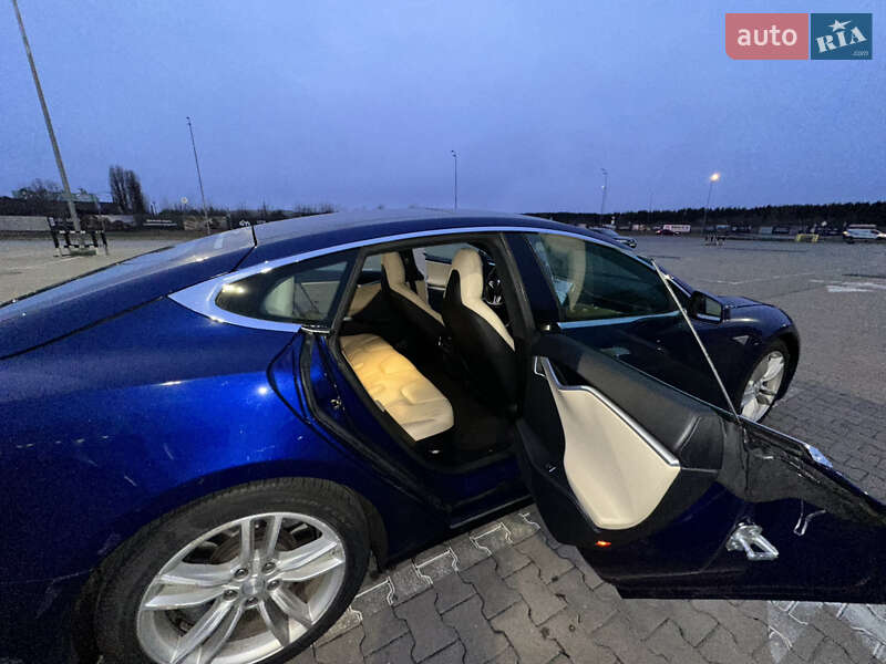 Лифтбек Tesla Model S 2015 в Киеве