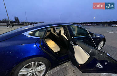 Лифтбек Tesla Model S 2015 в 