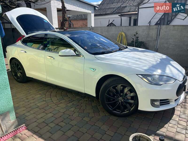 Лифтбек Tesla Model S 2015 в Луцке